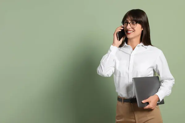 Bilgisayarlı Mutlu Sekreter Hafif Zeytinli Arka Planda Akıllı Telefondan Konuşuyor — Stok fotoğraf