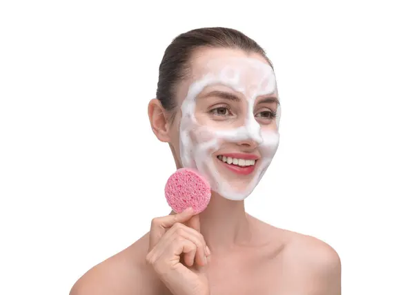 Glückliche Junge Frau Wäscht Ihr Gesicht Mit Schwamm Auf Weißem — Stockfoto