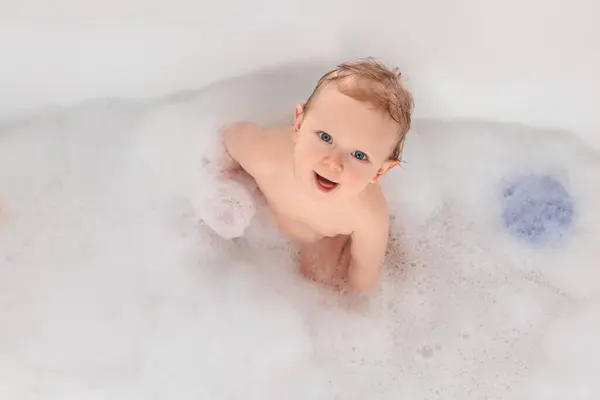 Χαριτωμένο Μωράκι Μπάνιο Στην Μπανιέρα Στο Σπίτι Κορυφαία Άποψη — Φωτογραφία Αρχείου