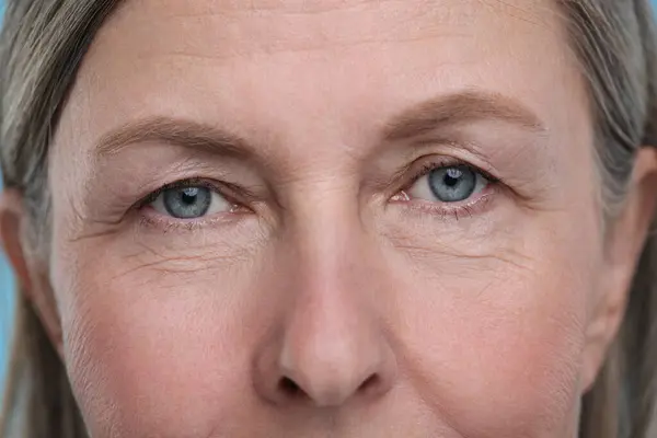 Närbild Äldre Kvinnas Ansikte Med Åldrande Hud — Stockfoto