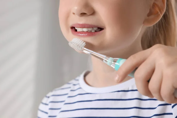 Menina Escovando Dentes Com Escova Dentes Elétrica Dentro Casa Close — Fotografia de Stock