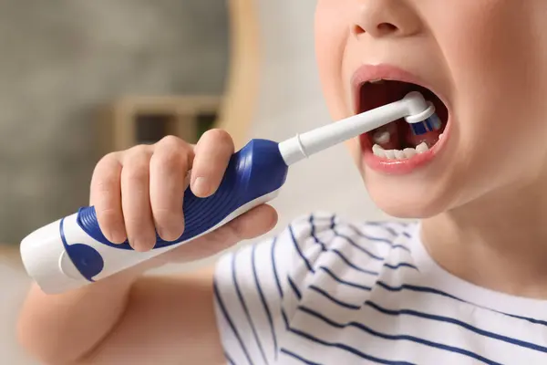 Menina Escovar Dentes Com Escova Dentes Elétrica Dentro Casa Close — Fotografia de Stock
