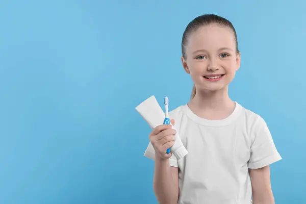 Щаслива Дівчина Тримає Зубну Щітку Трубку Зубної Пасти Світло Блакитному — стокове фото