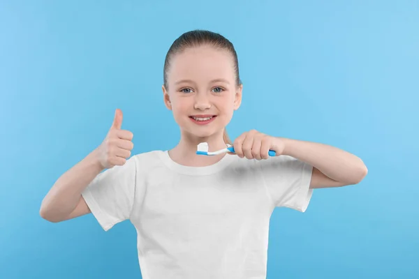 Щаслива Дівчина Чистить Зуби Зубною Щіткою Показує Великий Палець Світло — стокове фото