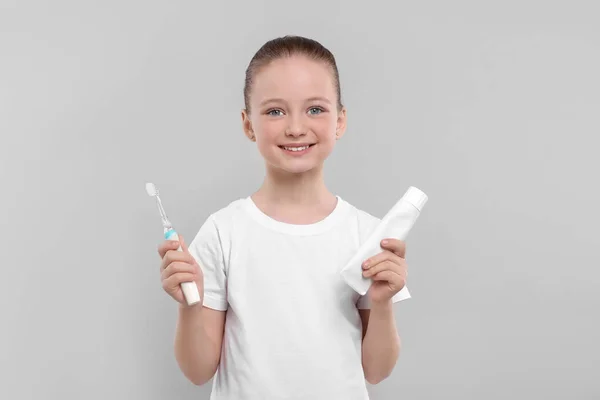 Menina Feliz Segurando Escova Dentes Elétrica Tubo Pasta Dentes Fundo — Fotografia de Stock