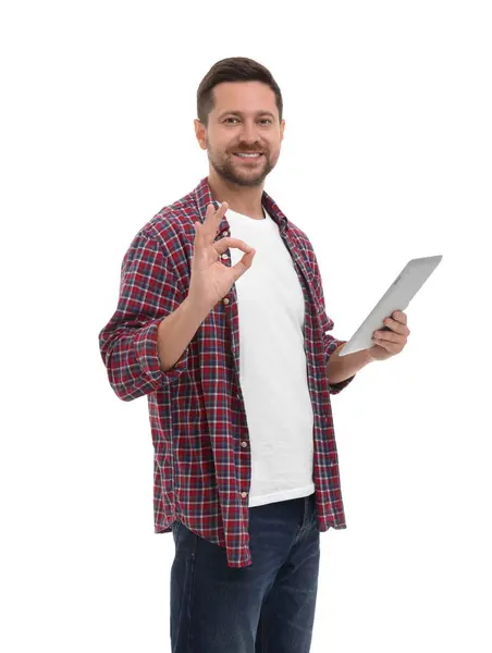 Homme Heureux Avec Tablette Montrant Geste Correct Sur Fond Blanc — Photo