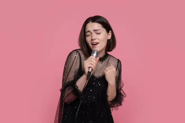 Schöne Junge Frau Mit Mikrofon Singt Auf Rosa Hintergrund — Stockfoto
