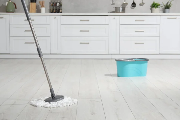 Wischmopp Und Eimer Auf Weißem Parkett Der Küche Fußboden Reinigen — Stockfoto