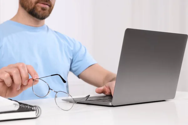 Mężczyzna Korzystający Laptopa Przy Białym Stole Zbliżenie — Zdjęcie stockowe