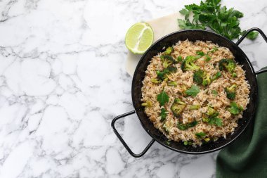 Lezzetli kızarmış pirinç ve sebzeler beyaz mermer masada servis ediliyor. Metin için boşluk