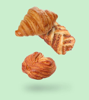 Aromatik taze hamur işleri pastel yeşil arka plana düşüyor.