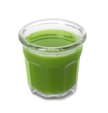 Beyaz arka planda bir bardak taze kereviz suyu.
