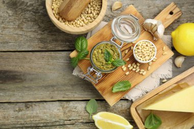 Lezzetli pesto sosu ve ahşap masa üzerindeki malzemeler. Metin için boşluk