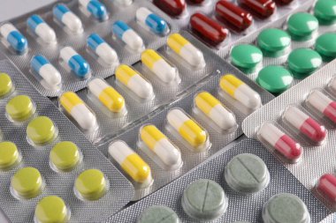 Arka plan olarak farklı haplar içeren kabarcıklar, yakın çekim