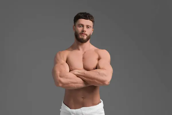 灰色の背景にハンサムな筋肉男性 セクシー ボディ — ストック写真