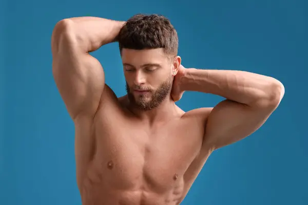 Snygg Muskulös Man Ljusblå Bakgrund Sexig Kropp — Stockfoto