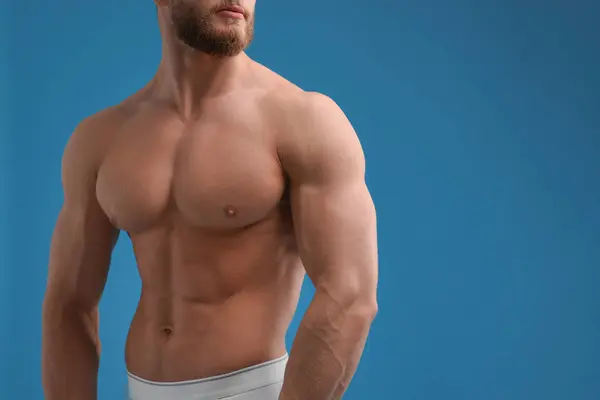 Hombre Musculoso Mostrando Abdominales Sobre Fondo Azul Claro Primer Plano —  Fotos de Stock
