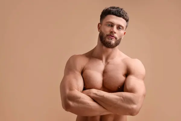 Bellissimo Uomo Muscoloso Sfondo Beige Corpo Sexy — Foto Stock