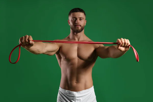 Homem Muscular Exercitando Com Banda Resistência Elástica Fundo Verde — Fotografia de Stock