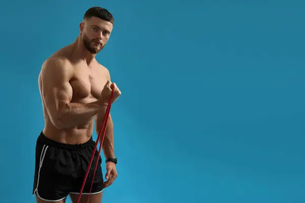 Uomo Muscolare Che Esercita Con Elastico Elastico Fondo Azzurro Spazio — Foto Stock