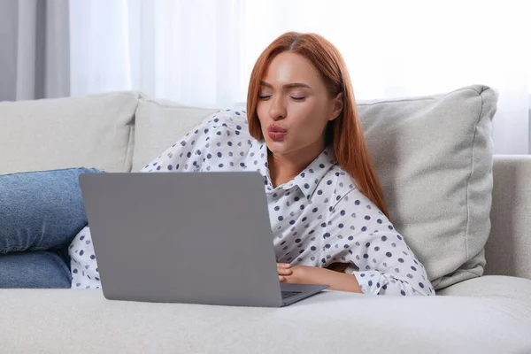 在家里 女人通过笔记本电脑在视频聊天的过程中进行空中亲吻 远距离关系 — 图库照片