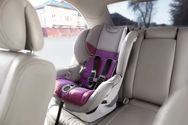 车内空置的现代儿童安全座椅 — 图库照片