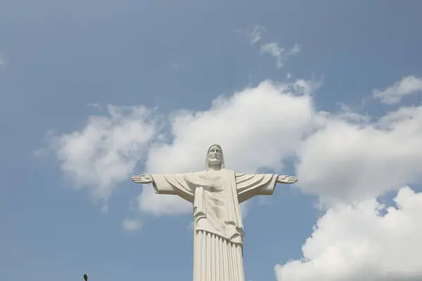 トルスカヴェツ ウクライナ 2023年7月14日 低角度ビューに対するイエス キリストの美しい像 — ストック写真