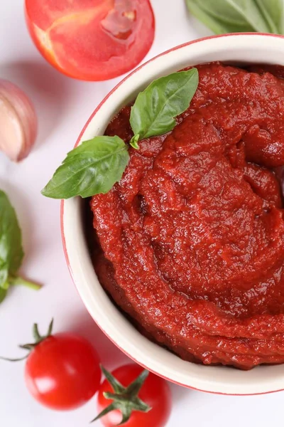 Smaklig Tomatpasta Skål Och Ingredienser Vitt Bord Platt Låg — Stockfoto