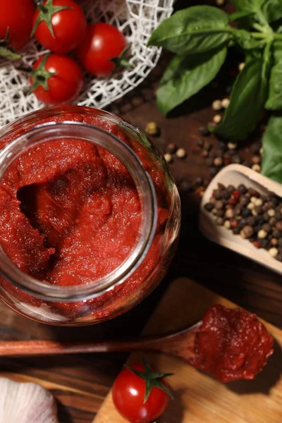Potje Smakelijke Tomatenpasta Ingrediënten Houten Tafel Plat Gelegd — Stockfoto