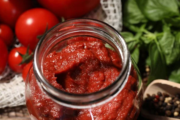 Jar Välsmakande Tomat Pasta Och Ingredienser Bordet Närbild — Stockfoto