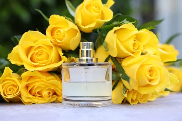 Perfumy Piękny Bukiet Żółtych Róż Jasnym Stole Zbliżenie — Zdjęcie stockowe