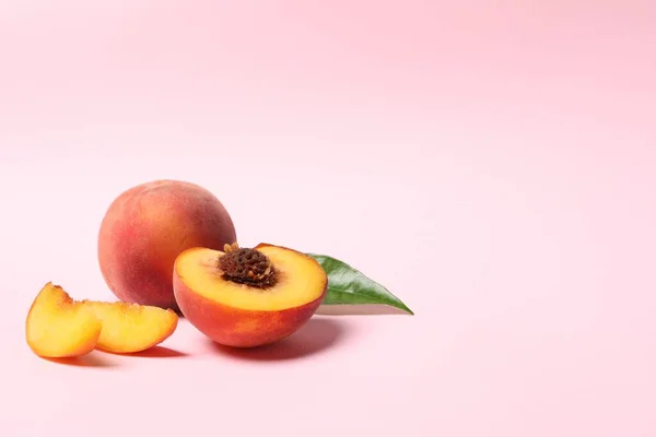 Köstliche Saftige Pfirsiche Und Blätter Auf Rosa Hintergrund Platz Für — Stockfoto