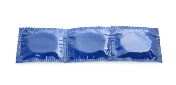 白い背景に包まれたコンドーム 安全なセックス — ストック写真