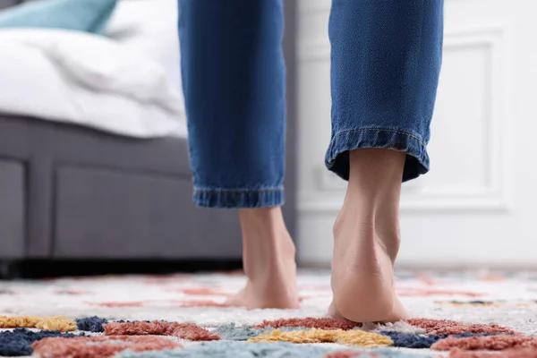 Wanita Berjalan Atas Karpet Dengan Pola Rumah Menutup — Stok Foto