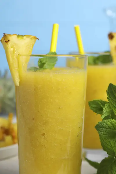 Chutný Ananasový Koktejl Máta Stole Detailní Záběr — Stock fotografie