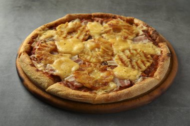 Gri masada nefis ananaslı pizza, yakın plan.