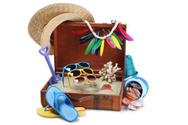 İçinde giysiler, plaj aksesuarları ve beyaza izole edilmiş ayakkabılar olan valizi açın. Yaz tatili