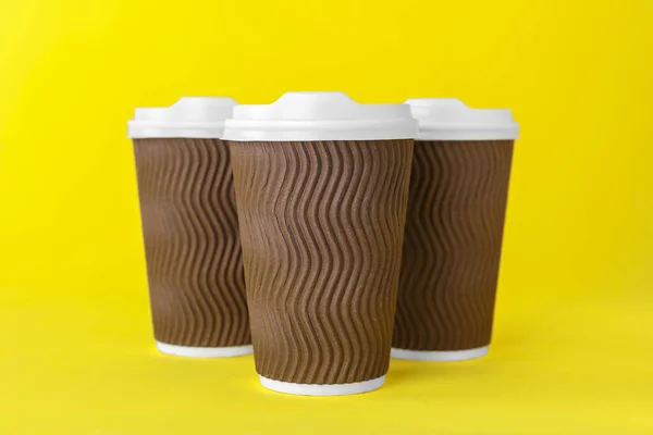 Χάρτινες Κούπες Λευκά Καπάκια Κίτρινο Φόντο Καφές Για Έξω — Φωτογραφία Αρχείου