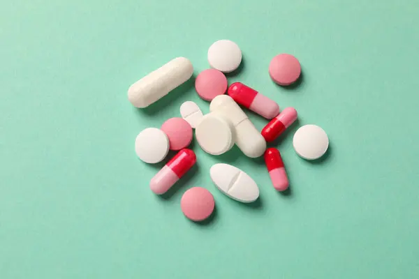 Χάπι Των Διαφόρων Χάπια Πράσινο Φόντο Επίπεδη Lay — Φωτογραφία Αρχείου