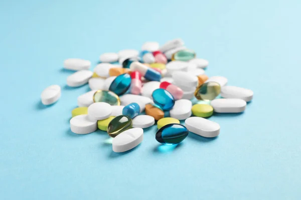 Pile Των Διαφόρων Χάπια Γαλάζιο Φόντο Επιλεκτική Εστίαση — Φωτογραφία Αρχείου