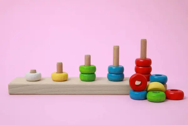 Stapeln Und Zählen Von Spielfiguren Auf Rosa Hintergrund Lernspielzeug Für — Stockfoto