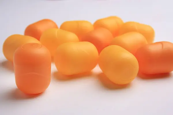 ブルガリアのスヴェティ ヴラス 2023年6月30日 白い背景に優しい驚きの卵からオレンジのプラスチックカプセル クローズアップ — ストック写真