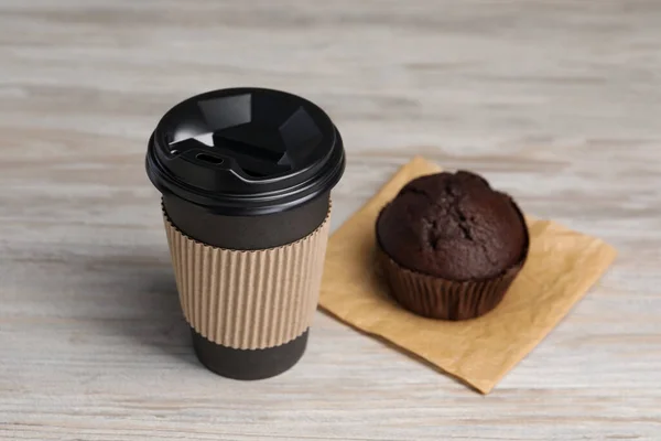 Papírpohár Fekete Fedéllel Muffinnal Asztalon Kávét Elvitelre — Stock Fotó