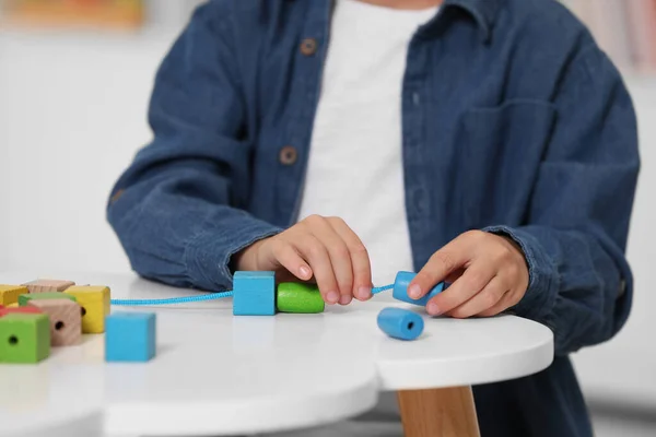 Kisfiú Fadarabokkal Madzagokkal Játszik Fehér Asztalnál Való Meneteléshez Közelkép Gyermekjáték — Stock Fotó