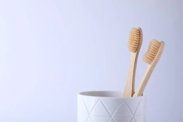 Escovas Dentes Bambu Suporte Sobre Fundo Branco Espaço Para Texto — Fotografia de Stock