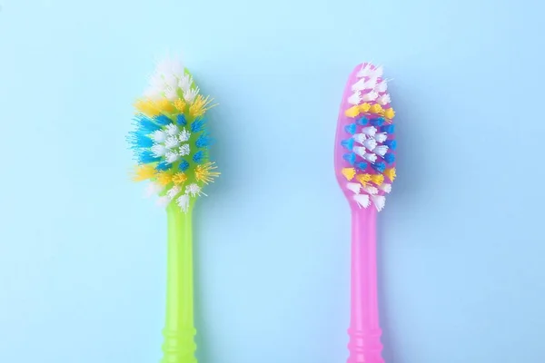 Escovas Dentes Plástico Coloridas Fundo Azul Claro Flat Lay — Fotografia de Stock