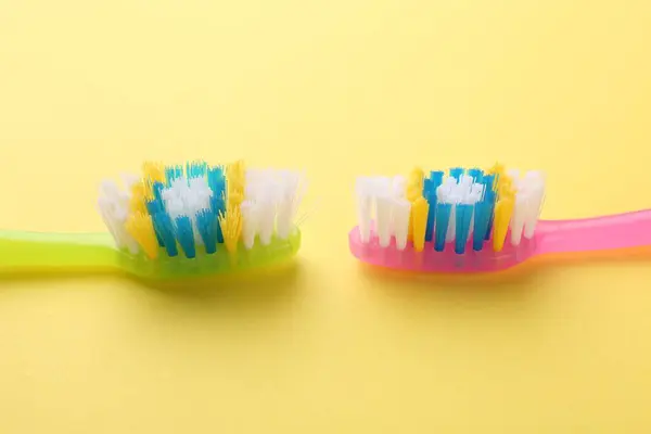 Цветные Пластиковые Зубные Щетки Желтом Фоне Крупным Планом — стоковое фото