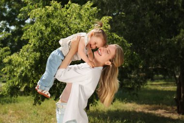 Mutlu anne kızıyla parkta eğleniyor.