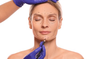 Beyaz arkaplanda estetik ameliyat için kalem hazırlayan bir doktor, yakın plan.
