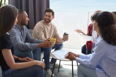 Ofiste birlikte çalışan bir ekip. Başlangıç projesi